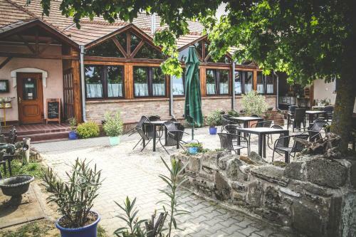 Hostal Borosty�nkert �tterem & Vend�gh�z