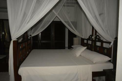 Bed & Breakfast Luna House Moyo Wa Dunia Ltd