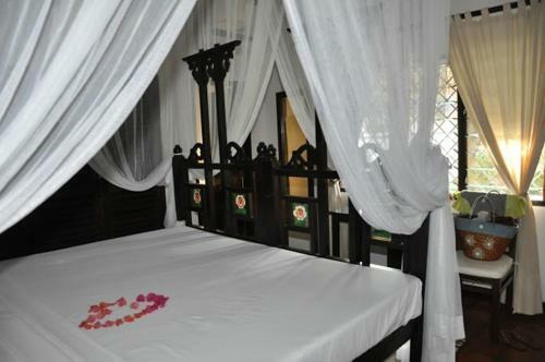 Bed & Breakfast Luna House Moyo Wa Dunia Ltd