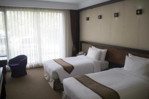 Avenue 64 Hotel