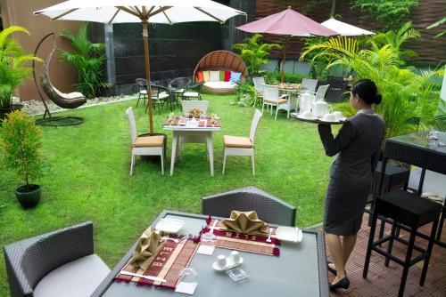 Avenue 64 Hotel