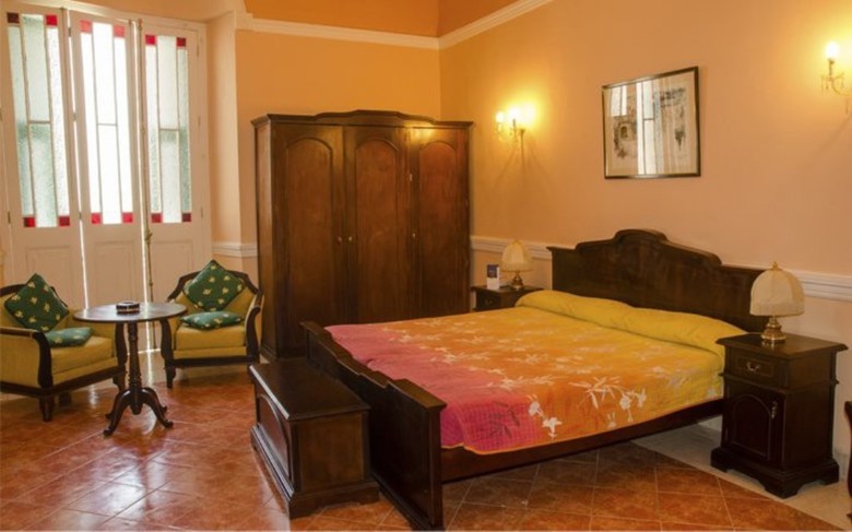 Hotel Conde De Villanueva