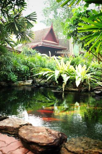 Hotel Sugar Hut Resort & Restaurant