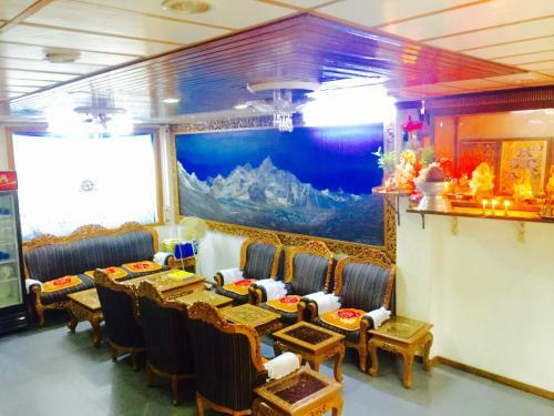 Everest Hotel