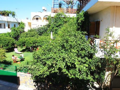 Zorbas Studios & Apartments