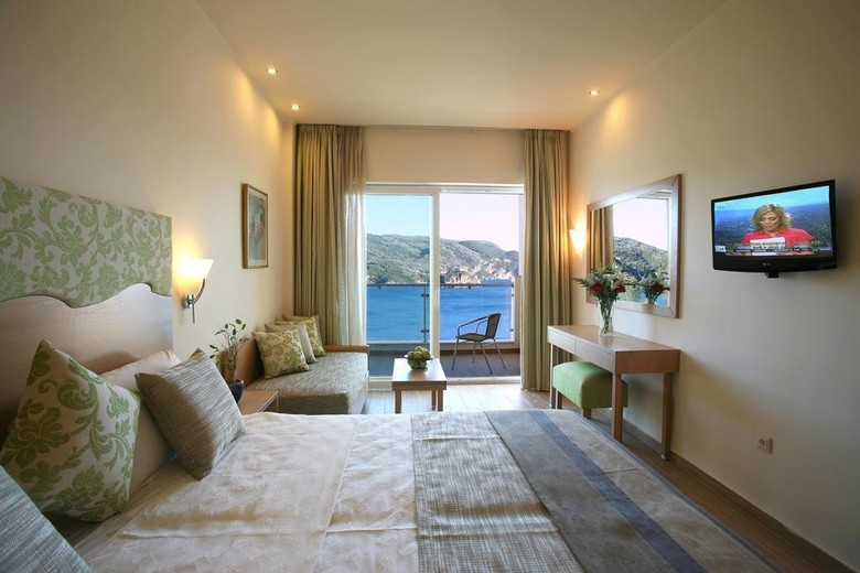 Akrotiri Hotel