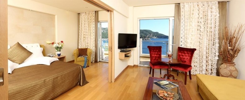 Akrotiri Hotel