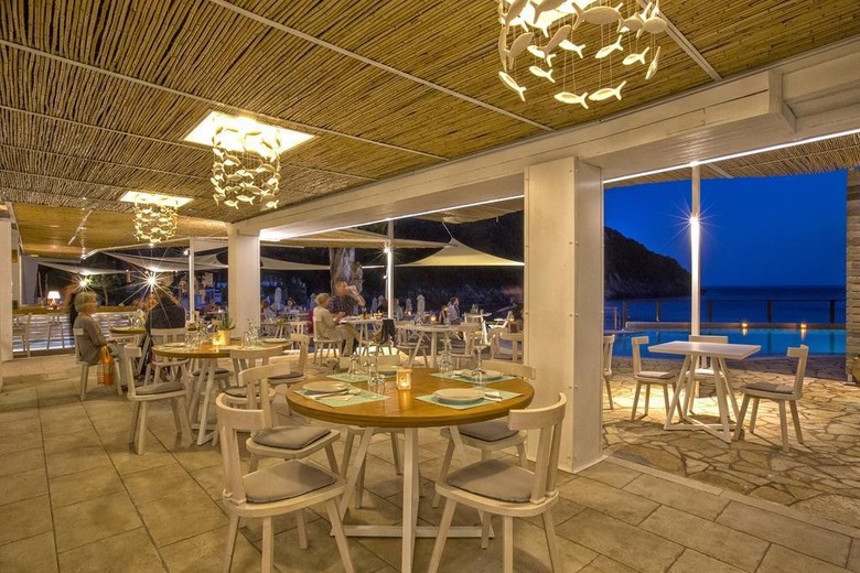 Akrotiri Hotel