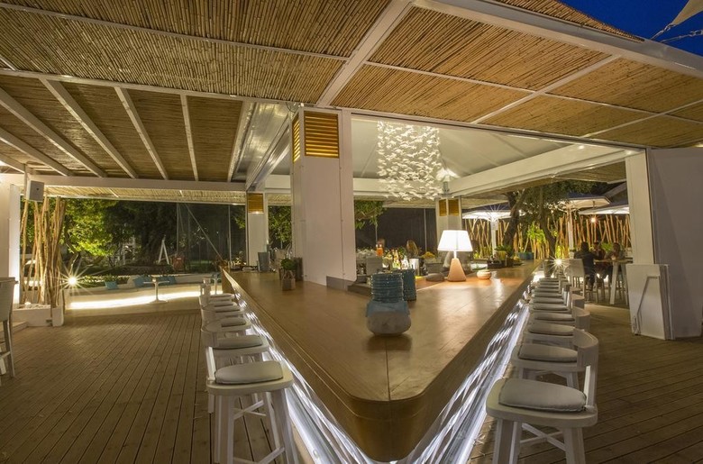 Akrotiri Hotel
