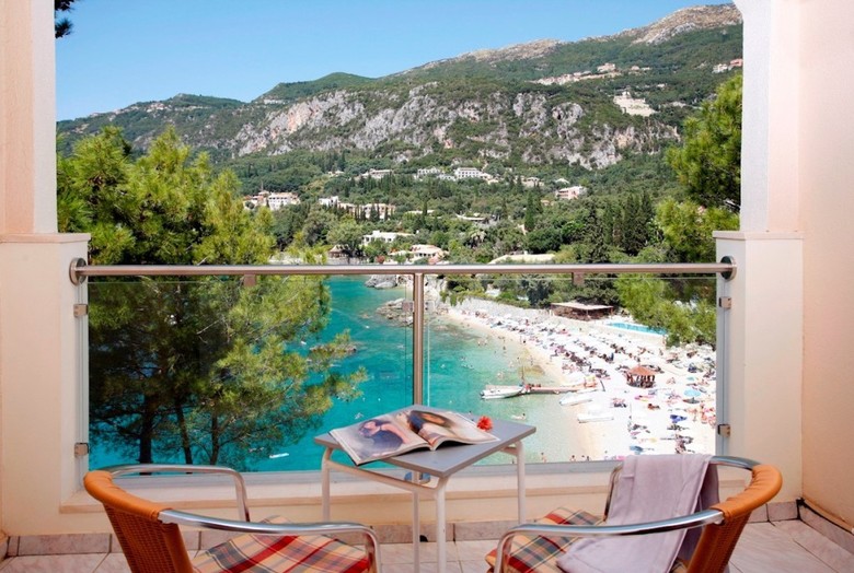 Akrotiri Hotel