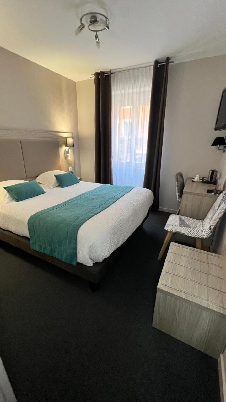 Hotel Azal�es