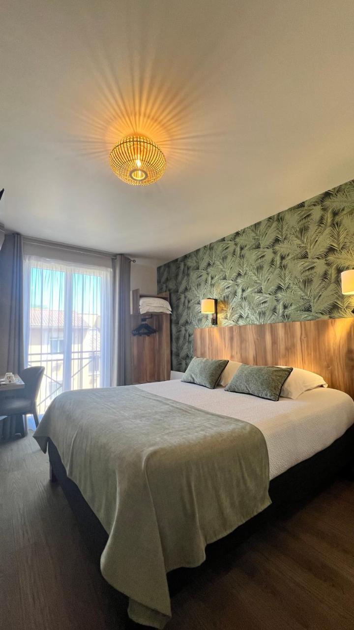 Hotel Azal�es