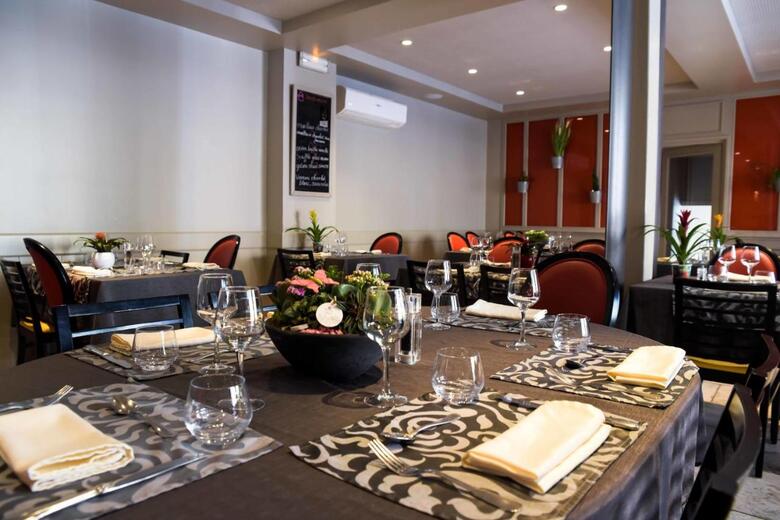 Hotel Azal�es