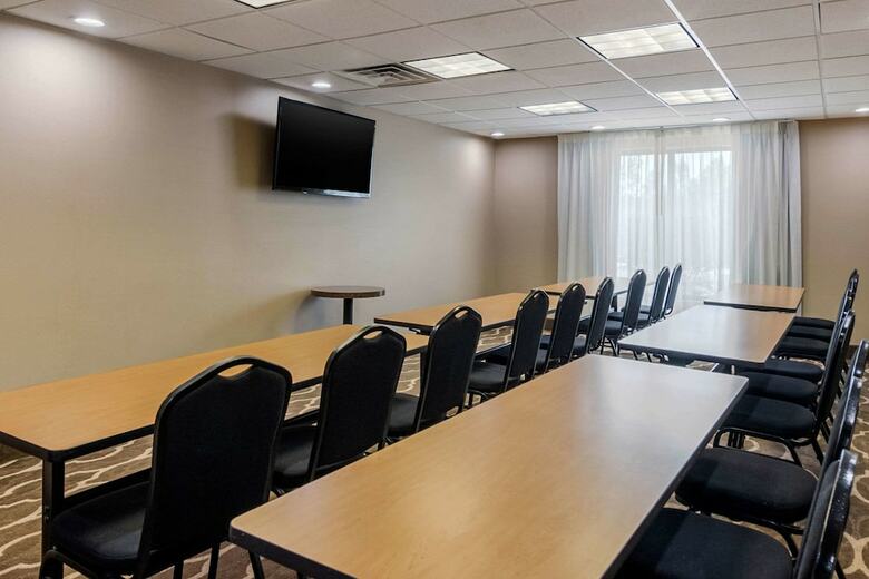 Hotel Comfort Suites Speedway - Kansas City