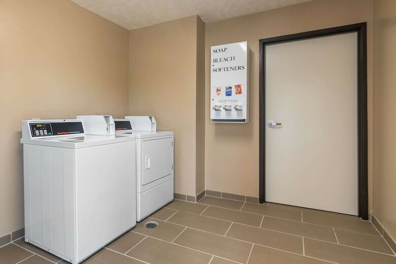 Hotel Comfort Suites Speedway - Kansas City