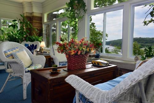 Bed & Breakfast White Rose Inns & Motel