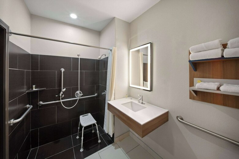 Hotel Microtel Inn & Suites By Wyndham Buda
