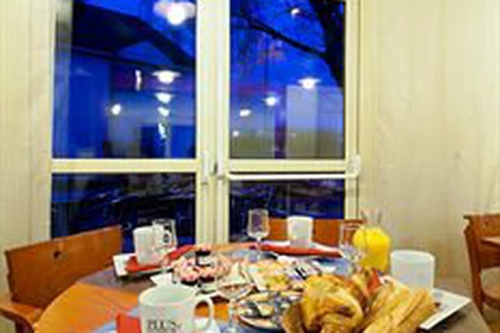 Kyriad Villeneuve La Garenne Hotel