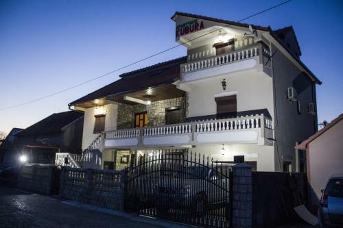 Hostal Private Accommodation Kubura