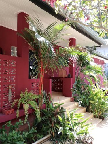 Hostal Samui Pink House