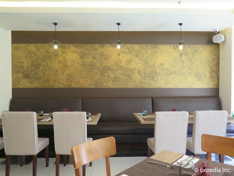 Hotel Home Crest Residences