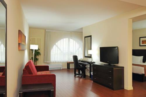 Hotel Holiday Inn Express Montreal Airport