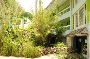 Hotel Doctors Cave Beach