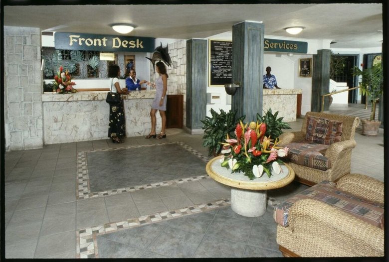Hotel Doctors Cave Beach
