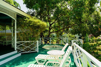 Hotel Doctors Cave Beach