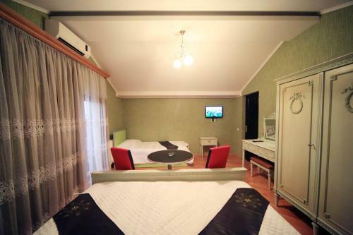 Hostal Edelveis Guest House