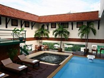 Pinnacle Lumpinee Hotel & Spa