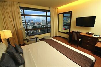 Pinnacle Lumpinee Hotel & Spa