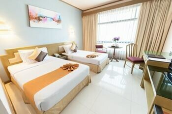 Pinnacle Lumpinee Hotel & Spa