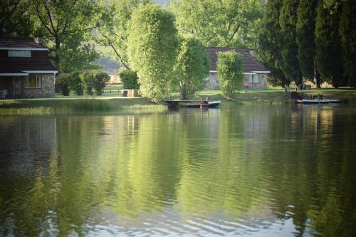 Hotel Lake Naverone Holiday Cottages