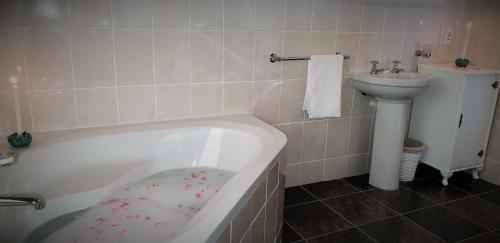 Hotel Lake Naverone Holiday Cottages