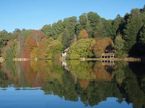 Hotel Lake Naverone Holiday Cottages