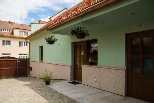 Hostal Penzion H-market