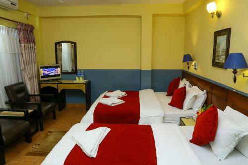 Hotel Silver Oaks Inn