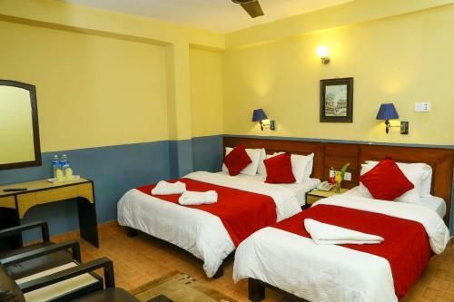 Hotel Silver Oaks Inn