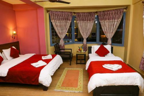 Hotel Silver Oaks Inn