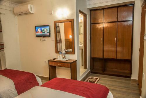 Hotel Silver Oaks Inn