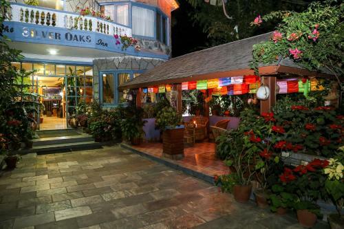 Hotel Silver Oaks Inn