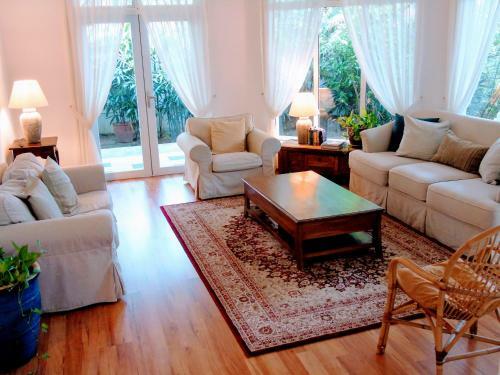 Rumah Putih Bed & Breakfast Near Klia & Klia 2