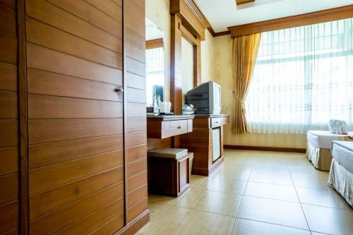 Juntra Resort & Hotel