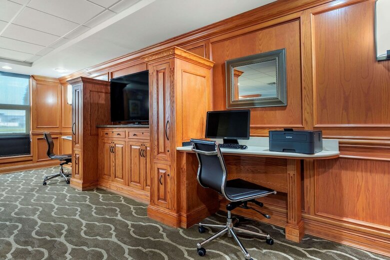 Hotel Comfort Inn And Suites - Airport