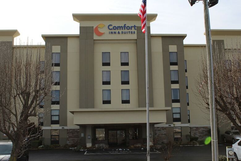 Hotel Comfort Inn And Suites - Airport
