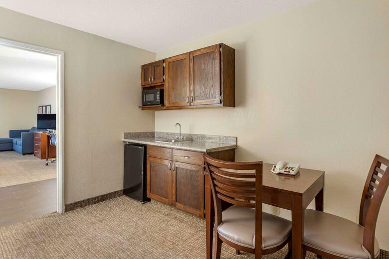 Hotel Comfort Inn And Suites - Airport