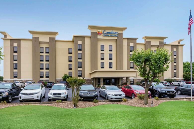 Hotel Comfort Inn And Suites - Airport