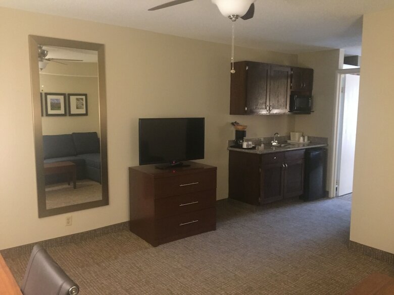 Hotel Comfort Inn And Suites - Airport