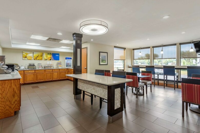Hotel Comfort Inn And Suites - Airport
